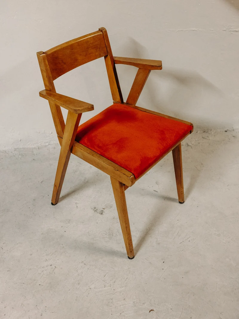 Jakob, le fauteuil restauré aux lignes élégantes N°1380