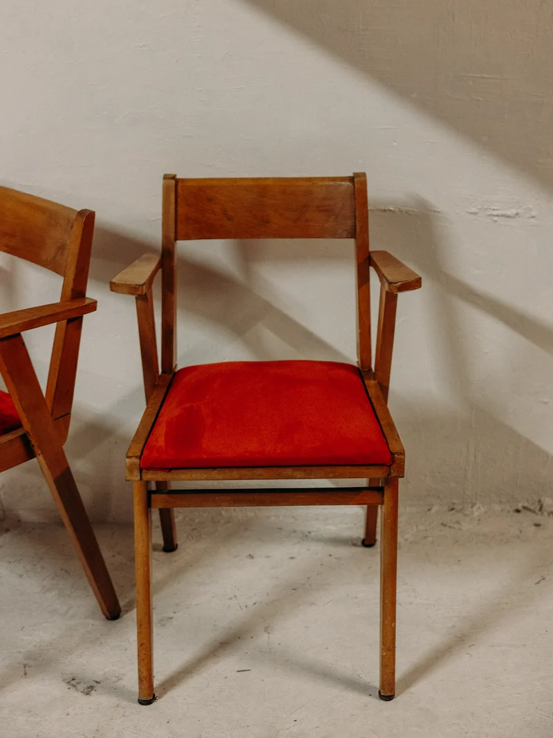 Jakob, le fauteuil restauré aux lignes élégantes N°1380