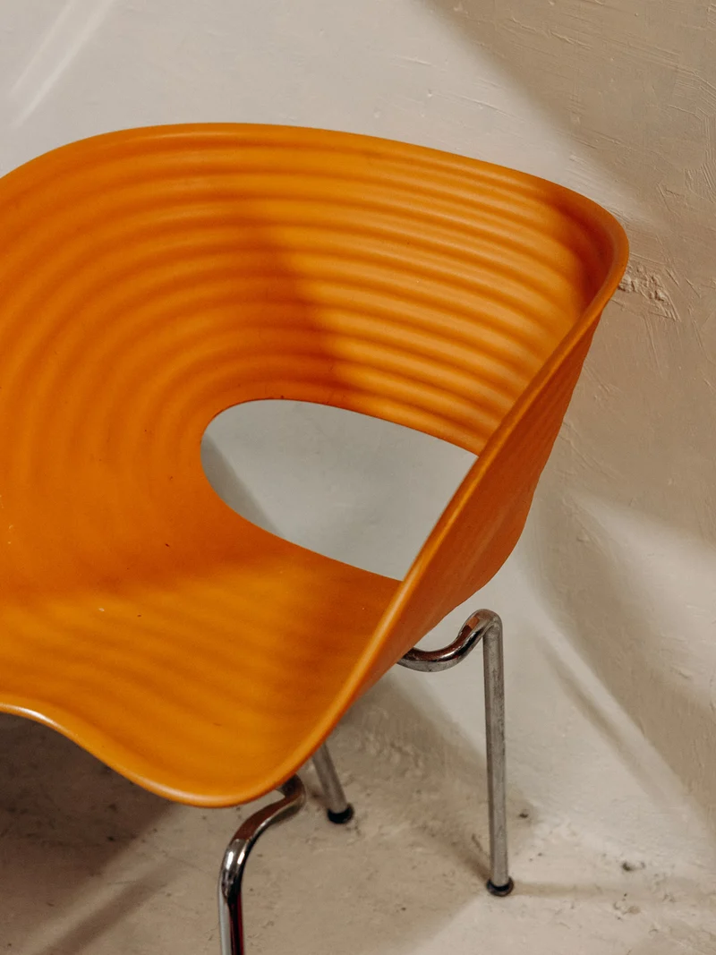 Jakob, le fauteuil unique en polypropylène orange N°1381
