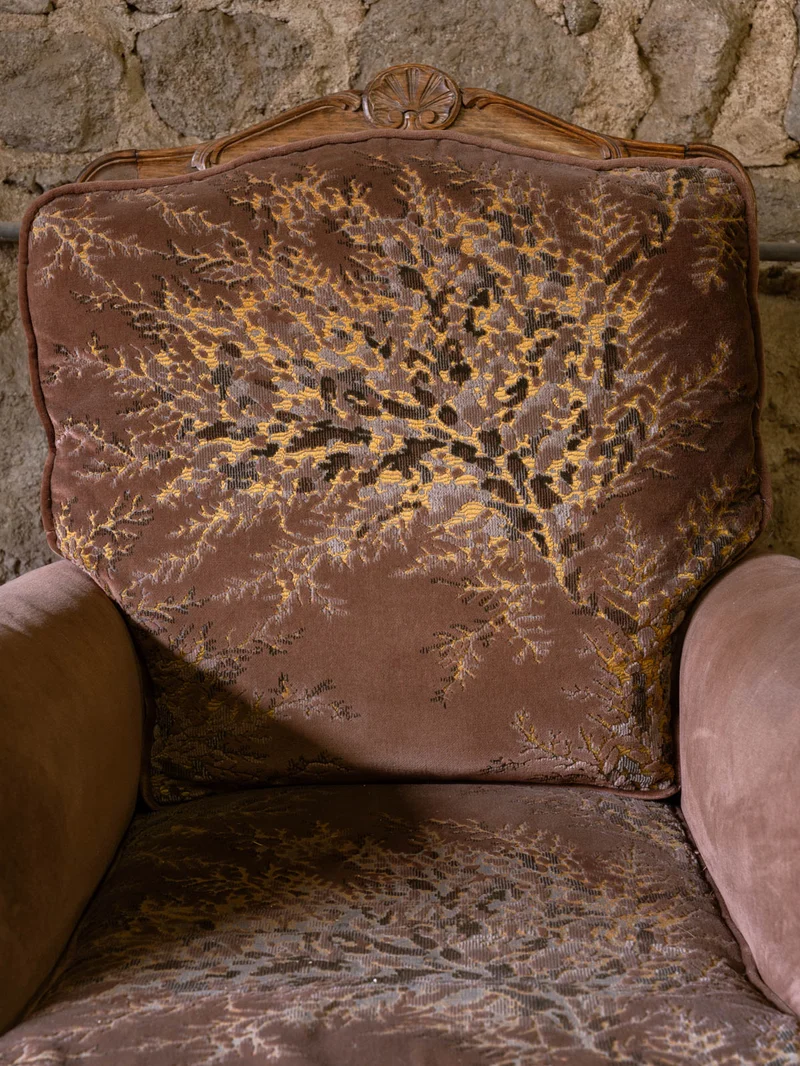 Ernest, le fauteuil en velours marron N°1600