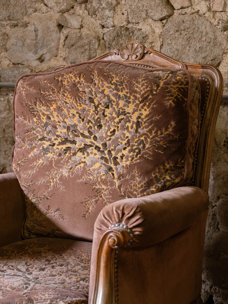 Ernest, le fauteuil en velours marron N°1600