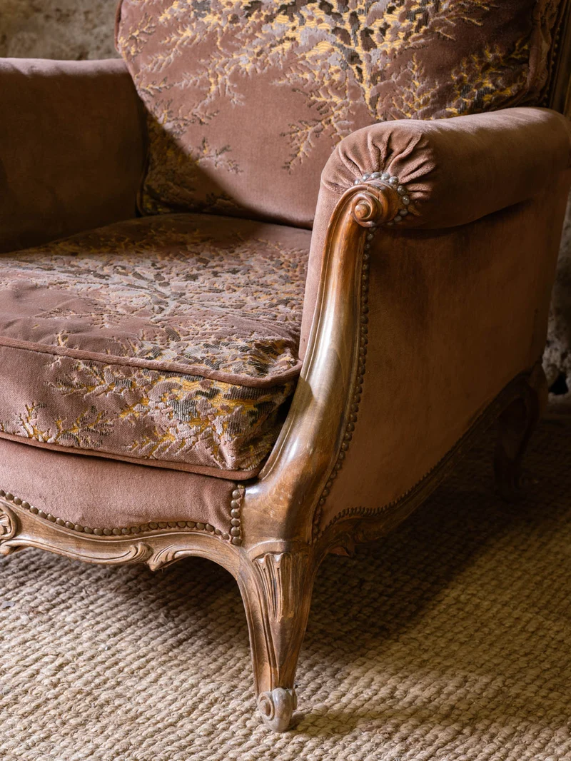 Ernest, le fauteuil en velours marron N°1600