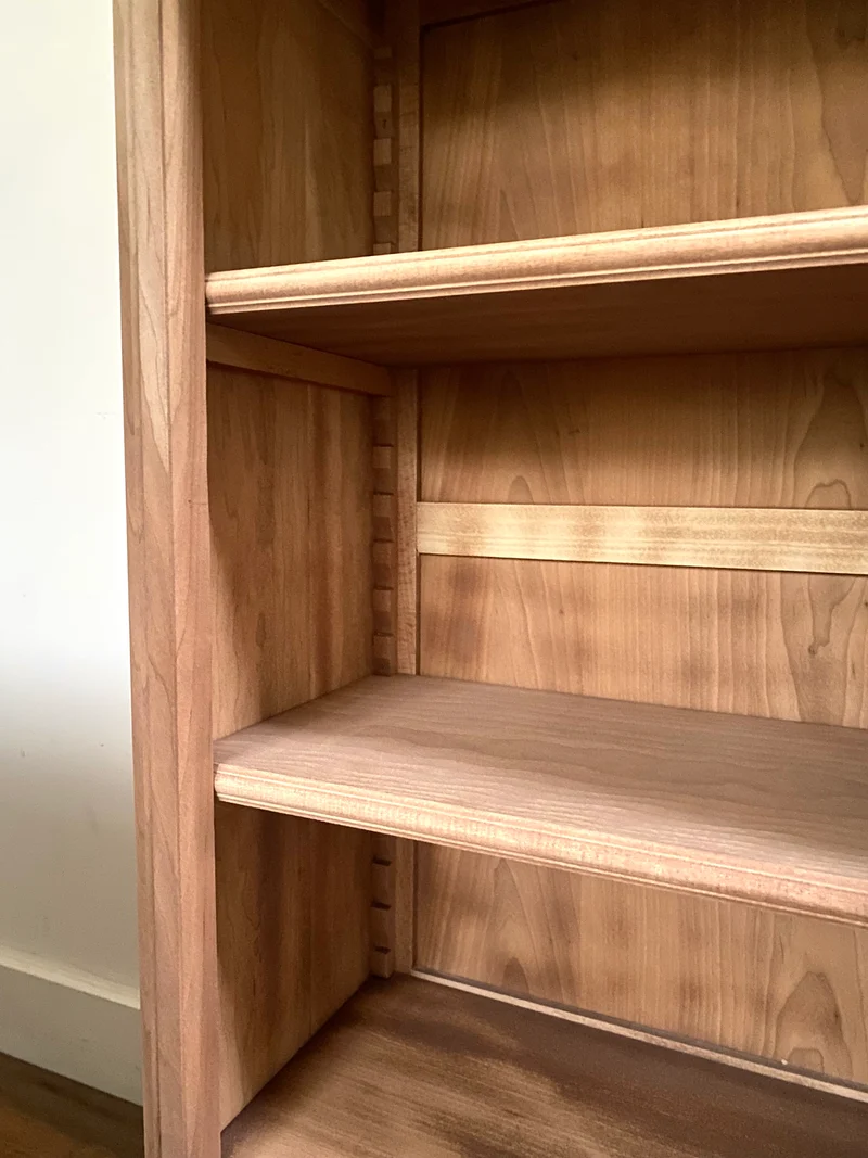 Petite bibliothèque en bois ancien rénové