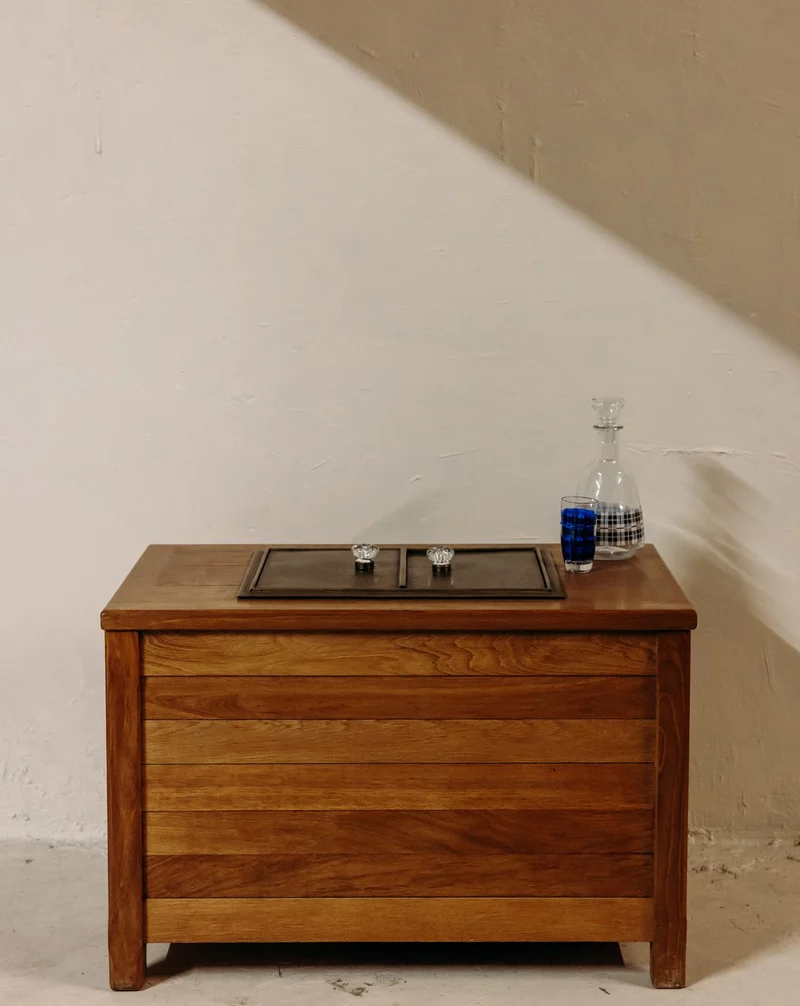 Quentin, l'élégant bar coffre en bois aux poignées vintage N°89