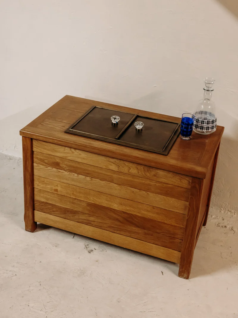Quentin, l'élégant bar coffre en bois aux poignées vintage N°89