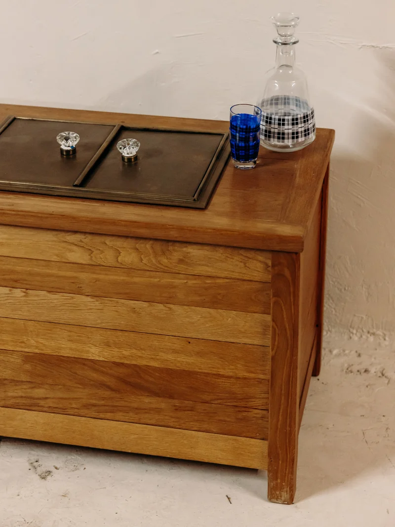 Quentin, l'élégant bar coffre en bois aux poignées vintage N°89