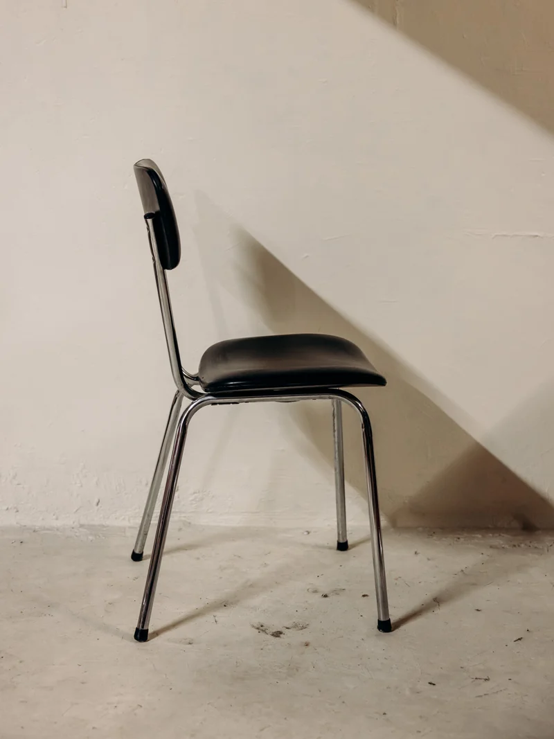 Alma, la chaise en simili cuir noir au cadre chromé N°1971