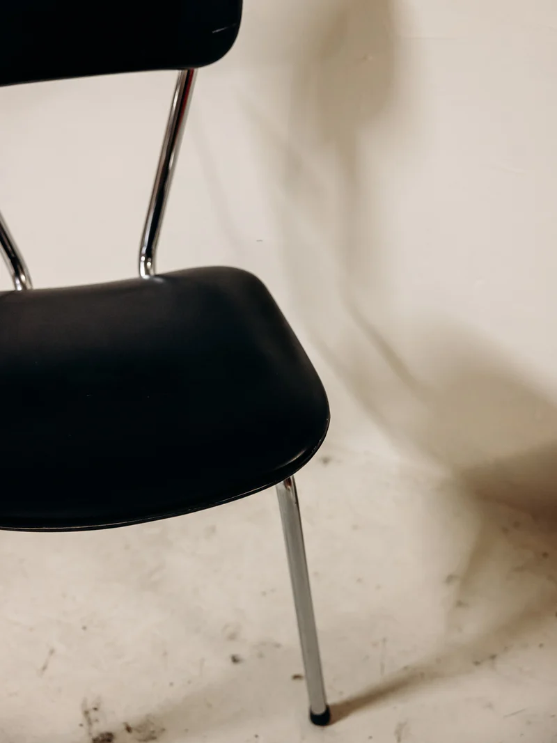 Alma, la chaise en simili cuir noir au cadre chromé N°1971