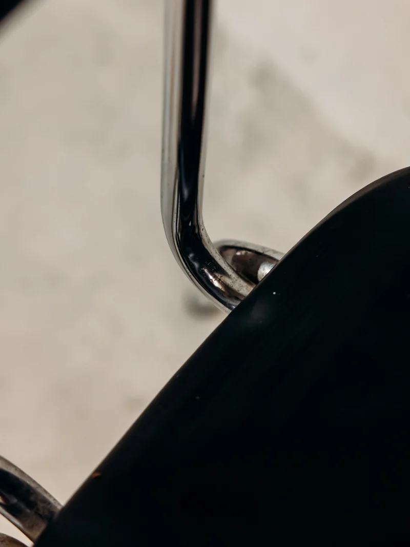 Alma, la chaise en simili cuir noir au cadre chromé N°1971