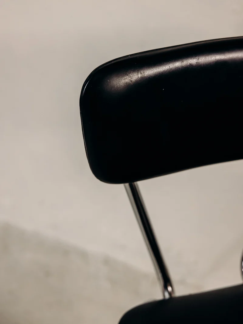 Alma, la chaise en simili cuir noir au cadre chromé N°1971