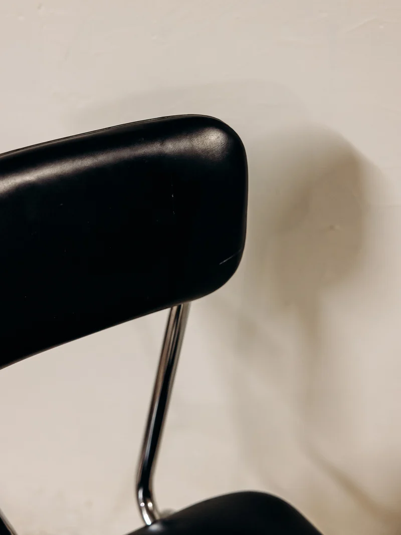 Alma, la chaise en simili cuir noir au cadre chromé N°1971