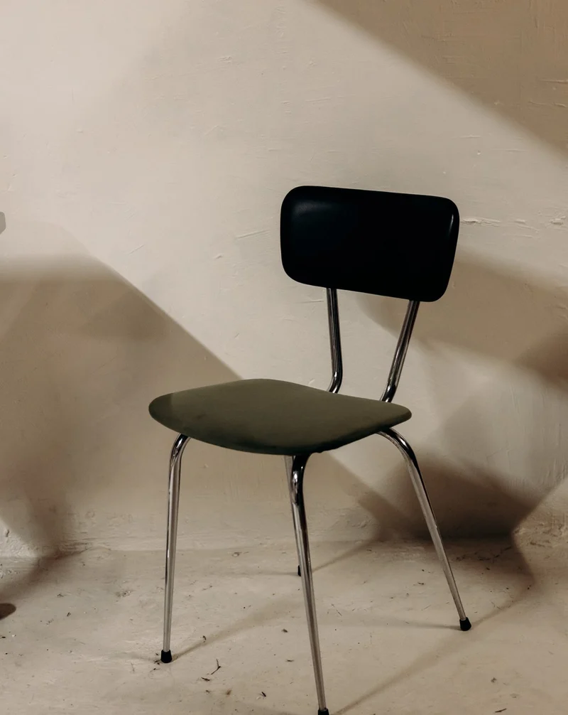 Alma, la chaise aux lignes épurées N°1966