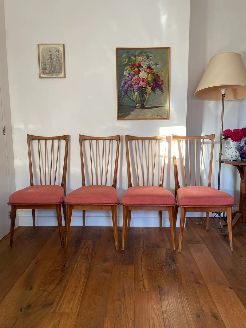 Quatre chaises scandinaves vintage en bois