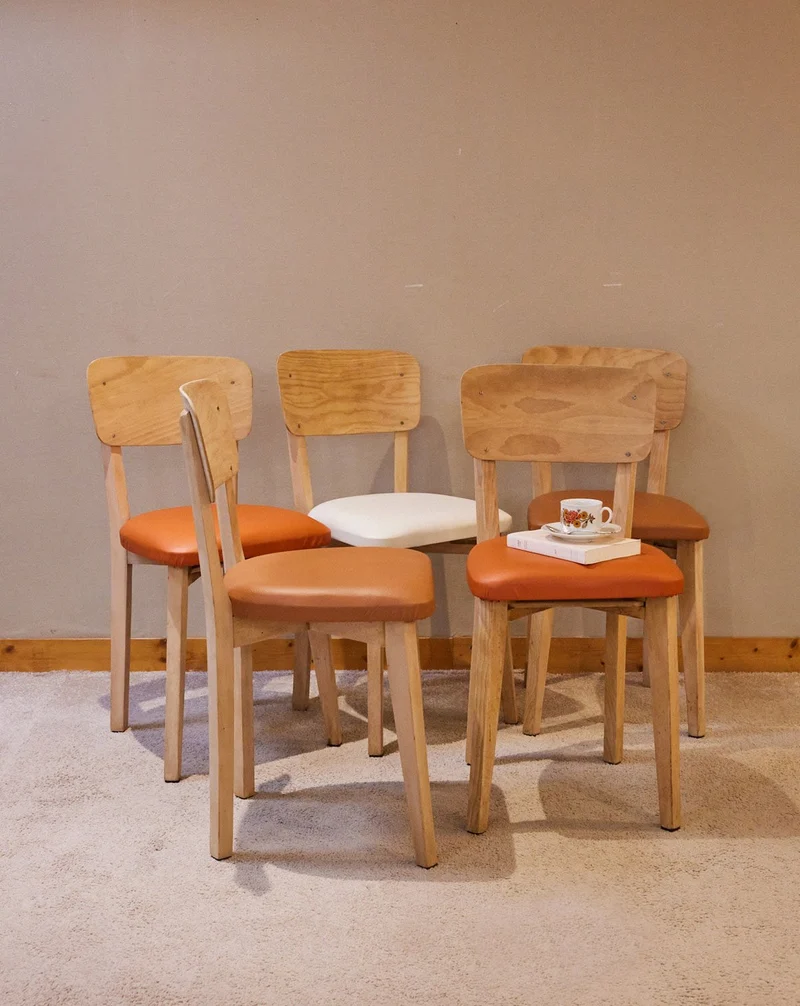 Claude, le lot de 5 chaises en bois poncé N°1616