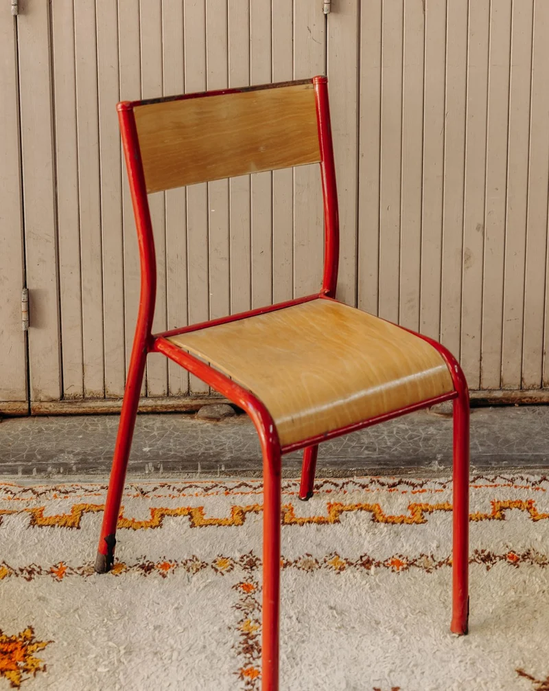 Alma, la chaise d'écolier à la structure rouge vive N°1958