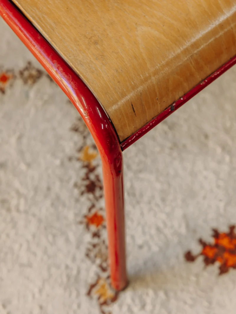 Alma, la chaise d'écolier à la structure rouge vive N°1958