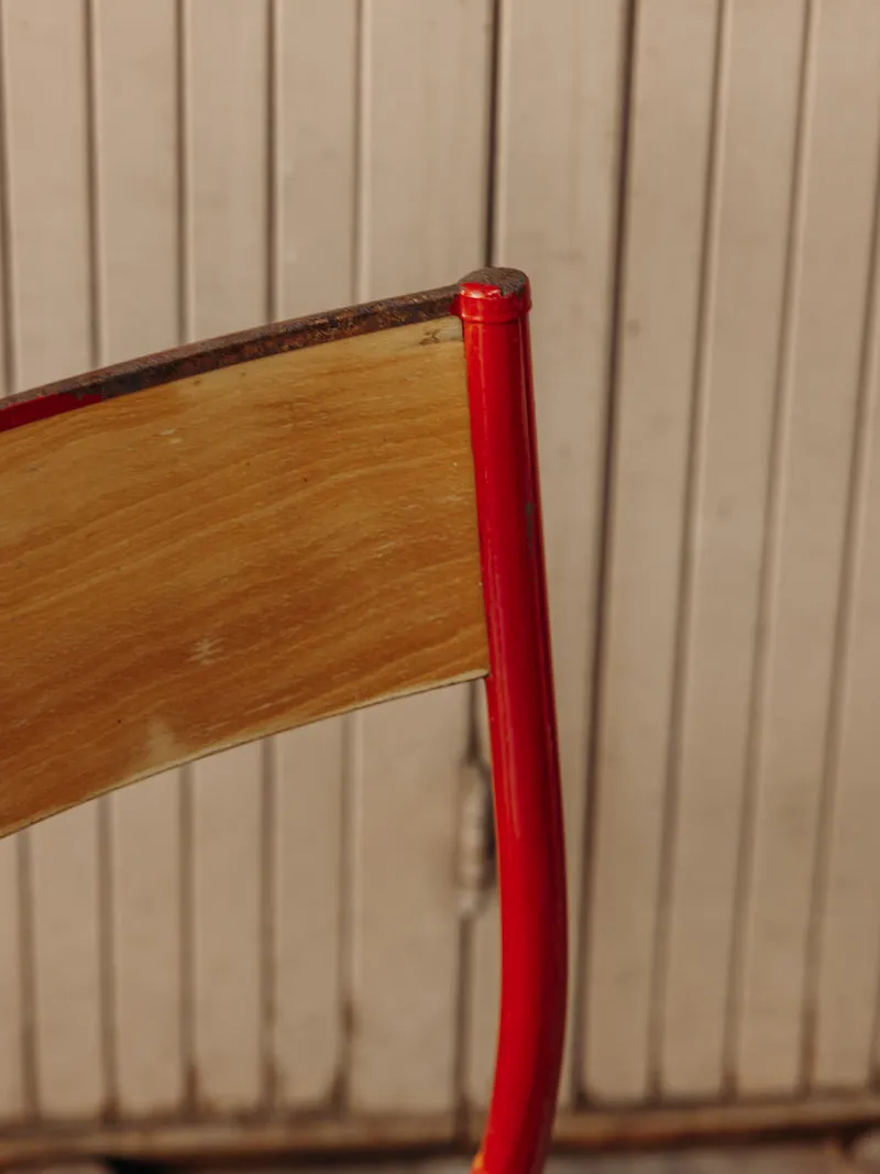 Alma, la chaise d'écolier à la structure rouge vive N°1958