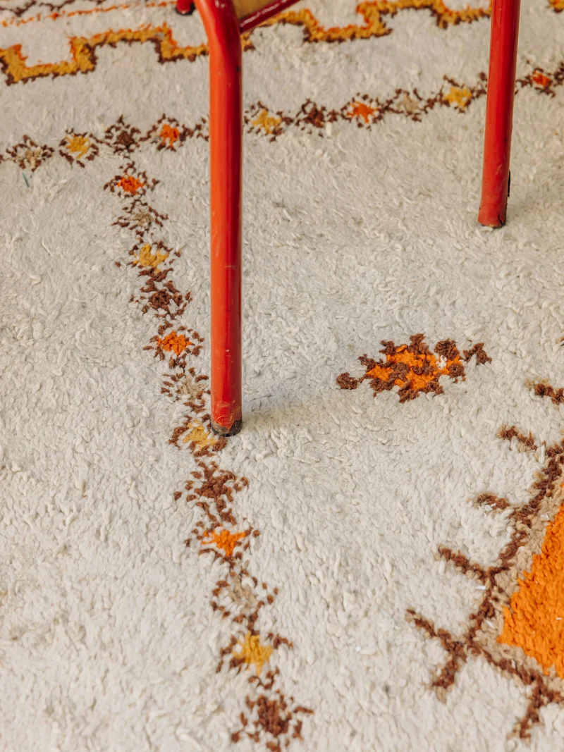 Alma, la chaise d'écolier à la structure rouge vive N°1958