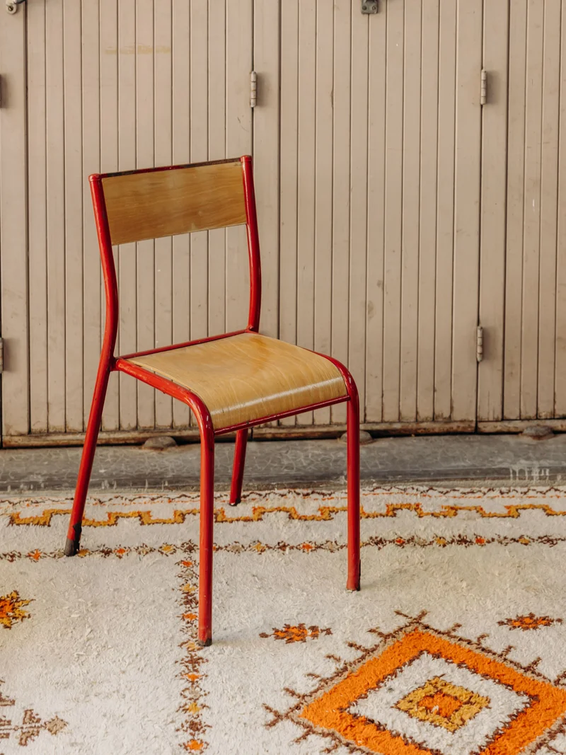 Alma, la chaise d'écolier à la structure rouge vive N°1958