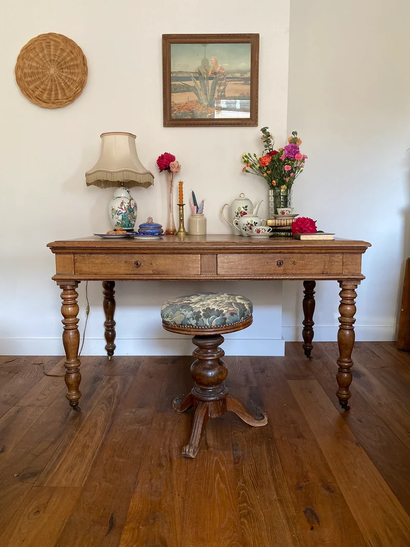Grand bureau de style sur roulette en noyer ancien massif