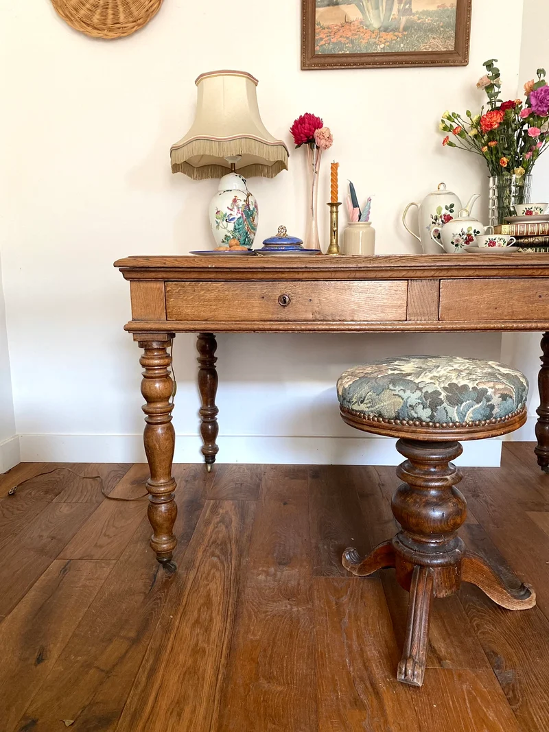 Grand bureau de style sur roulette en noyer ancien massif