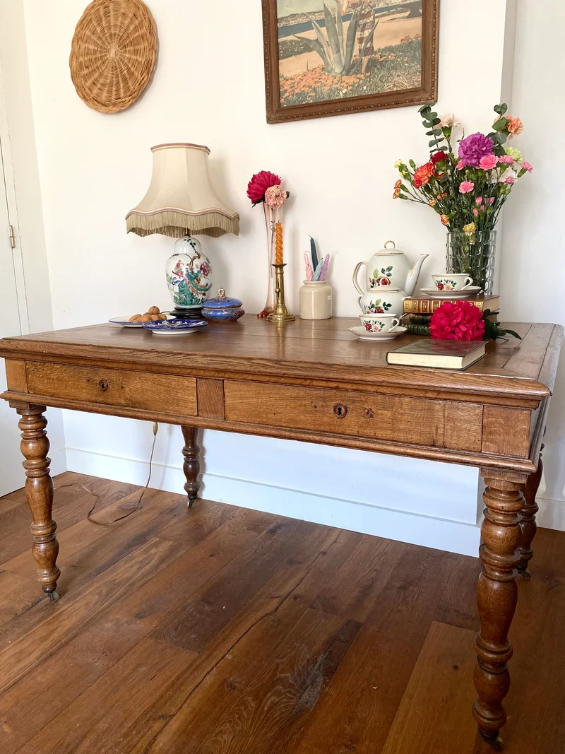 Grand bureau de style sur roulette en noyer ancien massif
