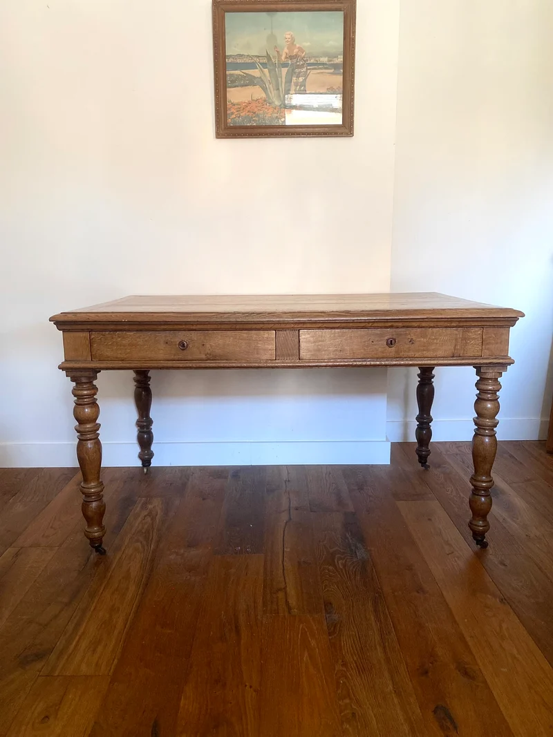 Grand bureau de style sur roulette en noyer ancien massif