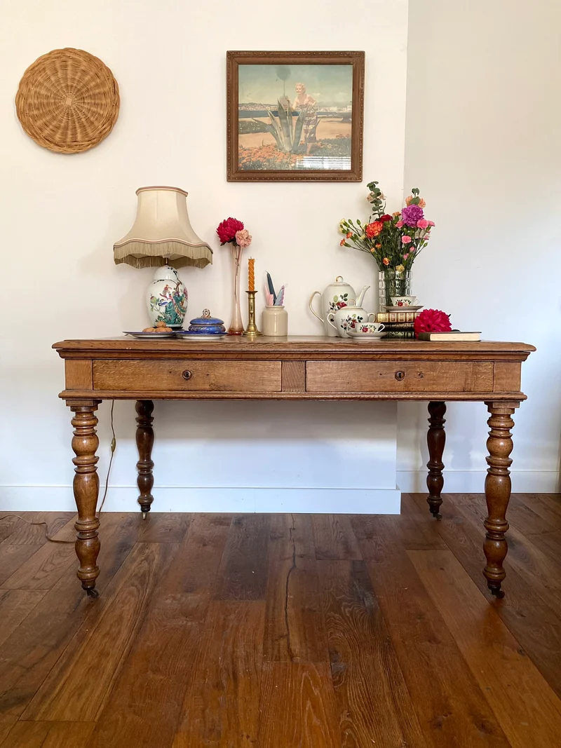 Grand bureau de style sur roulette en noyer ancien massif
