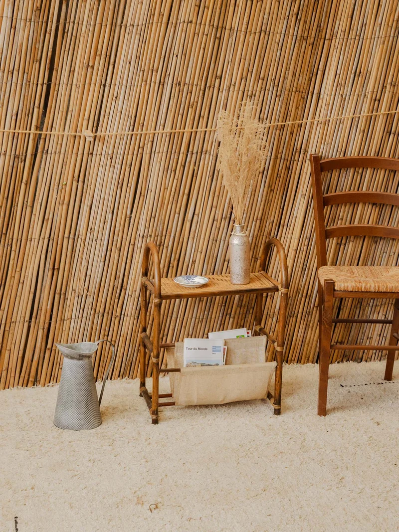 Francine, la table d'appoint porte-revues en bambou N°1573