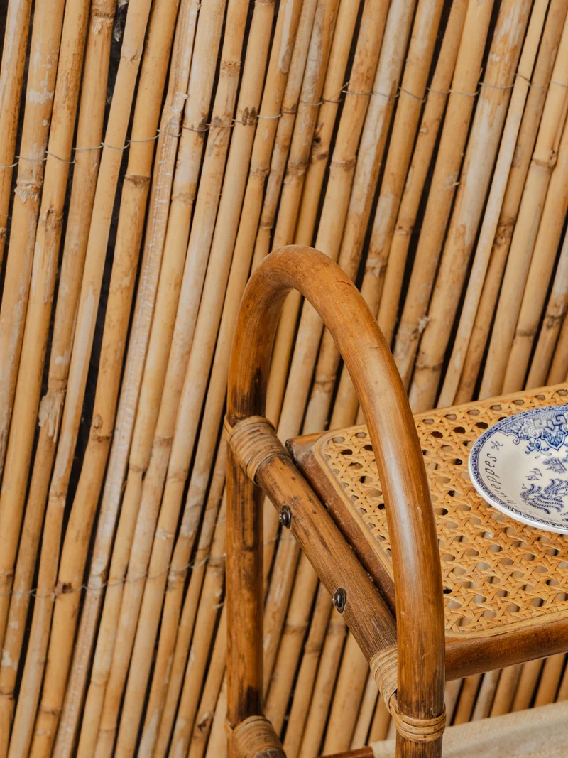 Francine, la table d'appoint porte-revues en bambou N°1573