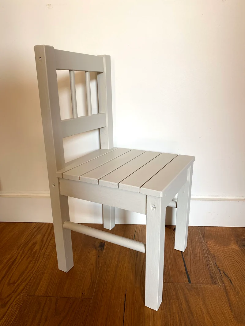 Chaise pour enfant en bois ancien peint en blanc