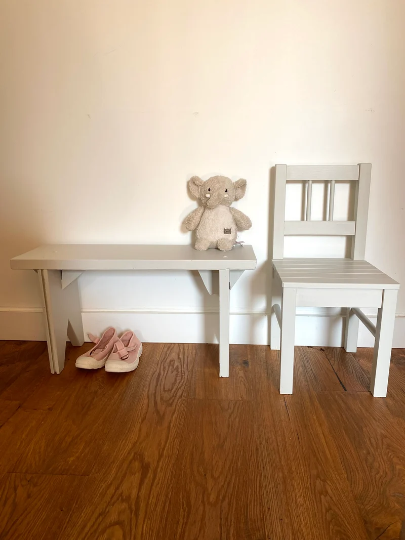 Chaise pour enfant en bois ancien peint en blanc