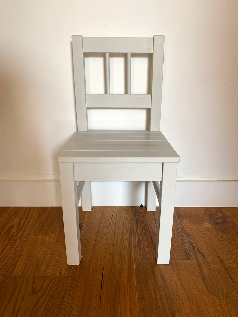 Chaise pour enfant en bois ancien peint en blanc