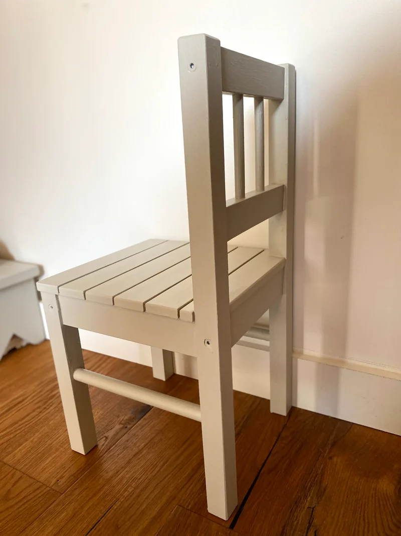 Chaise pour enfant en bois ancien peint en blanc
