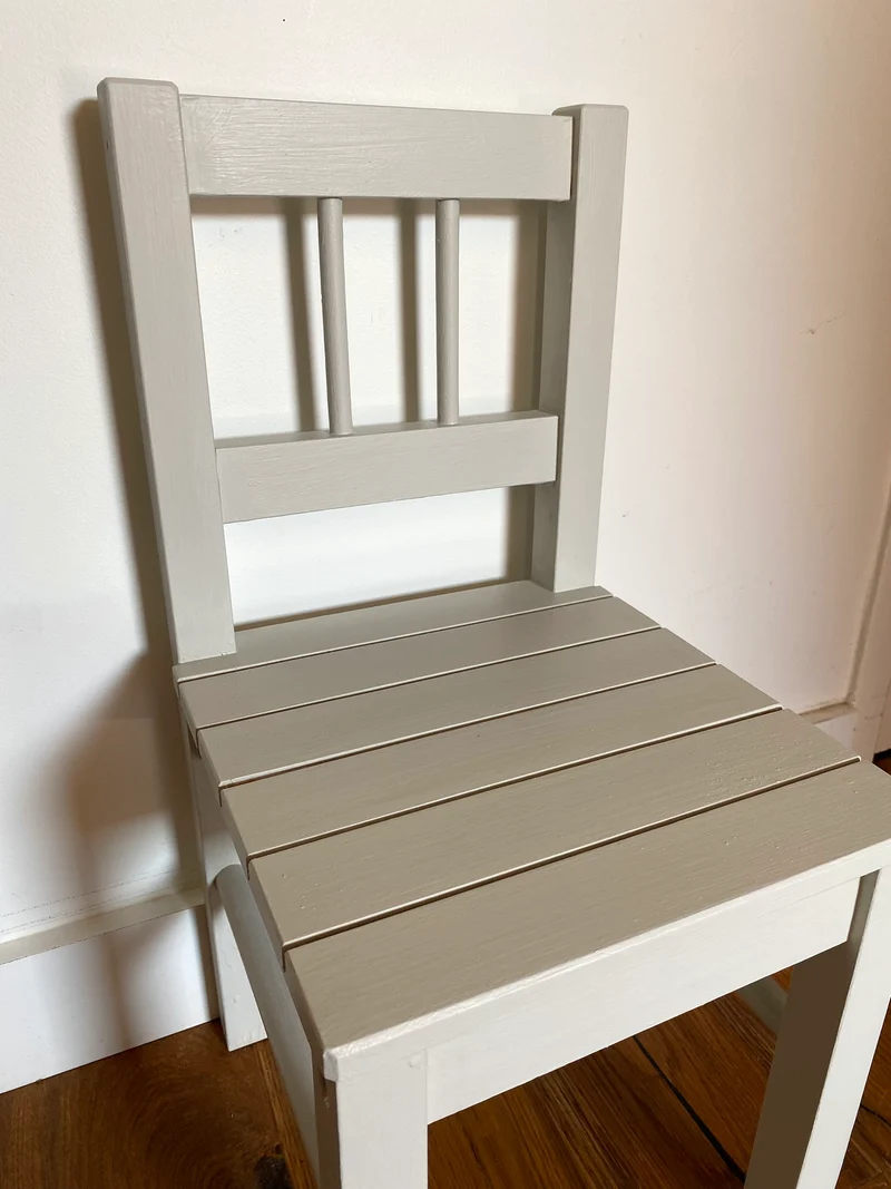 Chaise pour enfant en bois ancien peint en blanc
