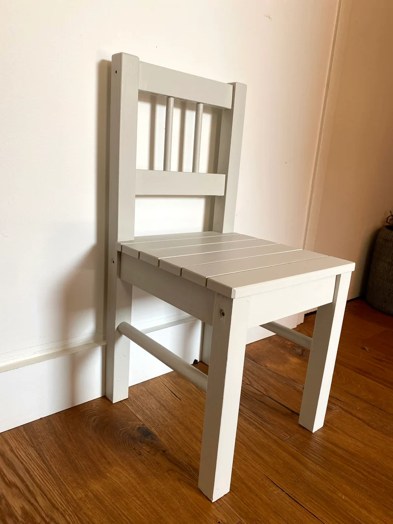 Chaise pour enfant en bois ancien peint en blanc