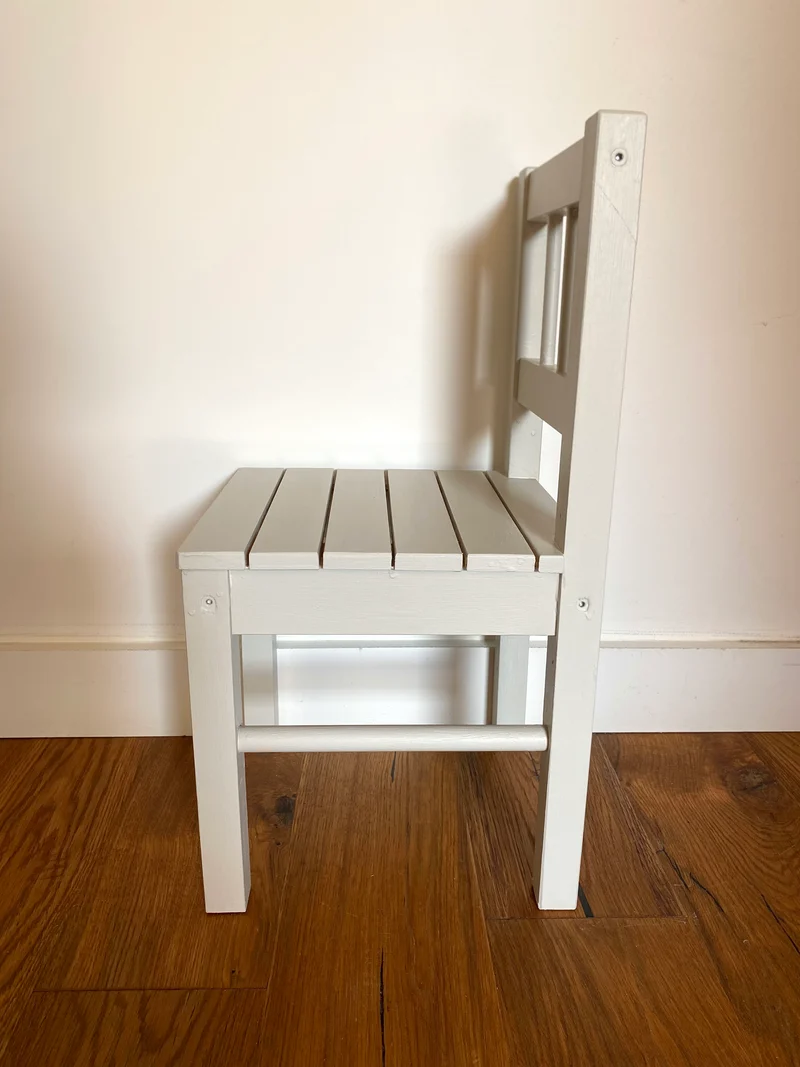 Chaise pour enfant en bois ancien peint en blanc
