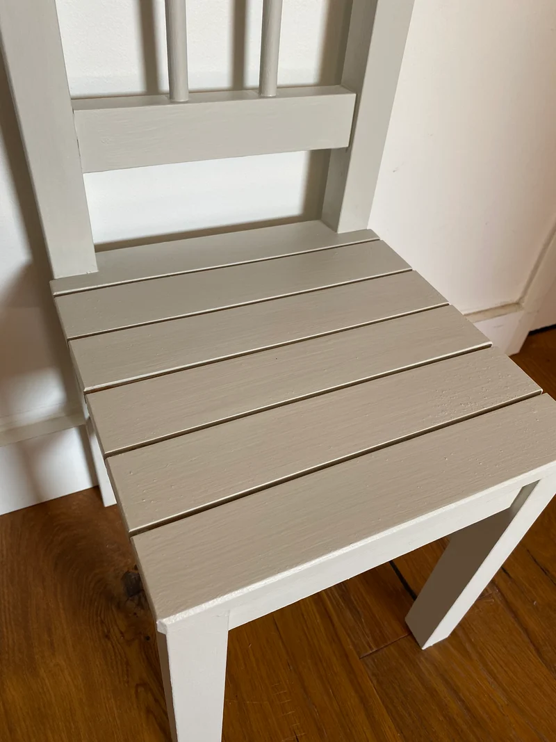 Chaise pour enfant en bois ancien peint en blanc