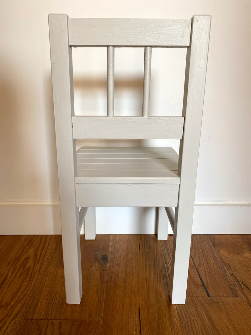 Chaise pour enfant en bois ancien peint en blanc