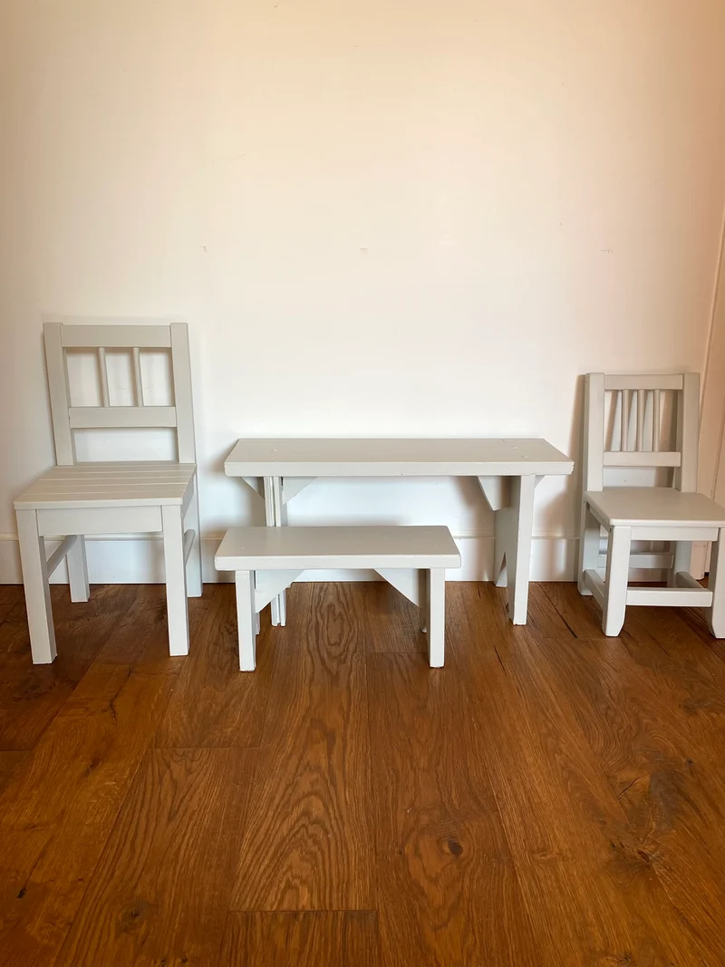 Chaise pour enfant en bois ancien peint en blanc
