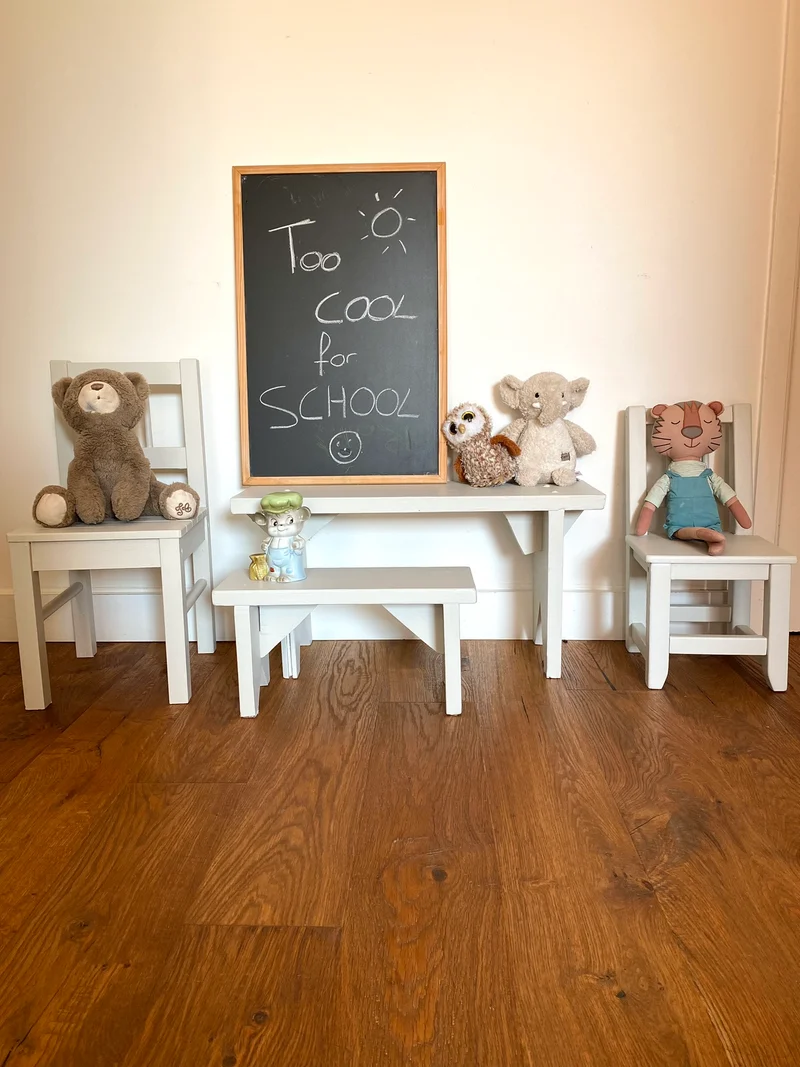Chaise pour enfant en bois ancien peint en blanc