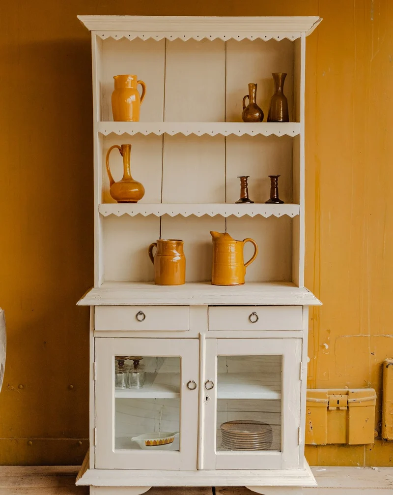 Gilbert, le buffet haut en bois beige N°1885