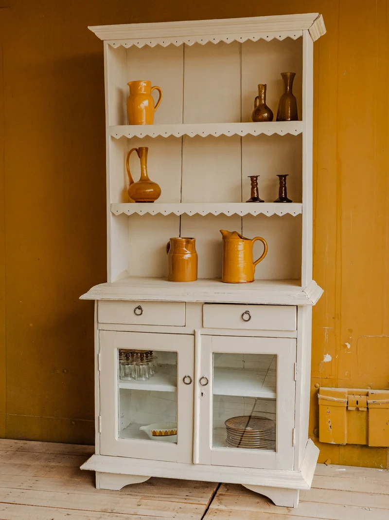 Gilbert, le buffet haut en bois beige N°1885