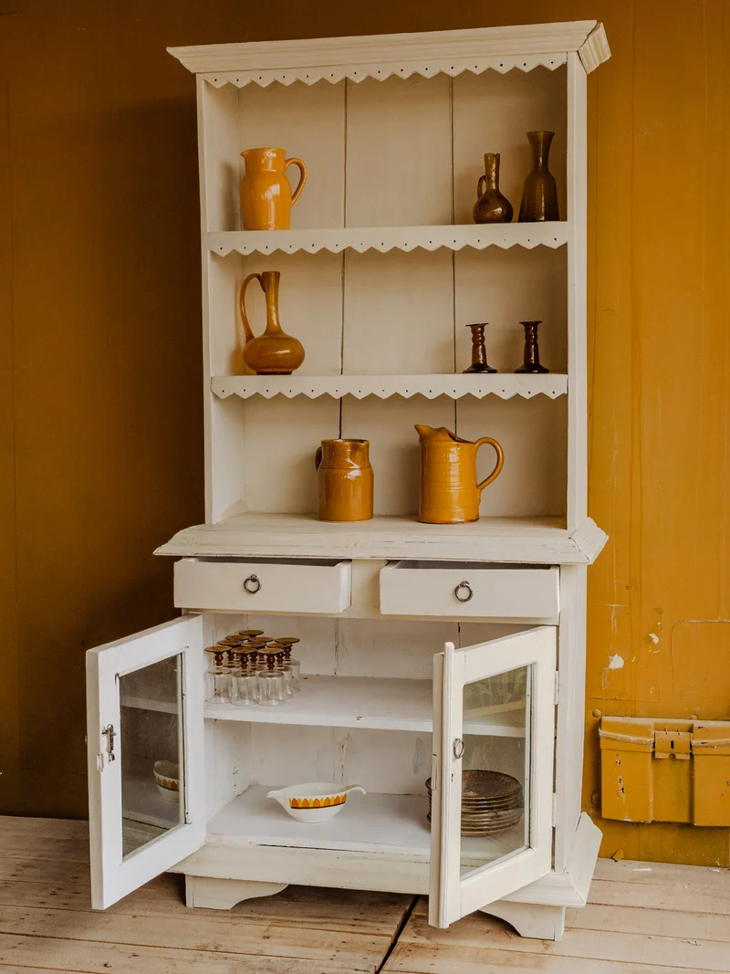 Gilbert, le buffet haut en bois beige N°1885