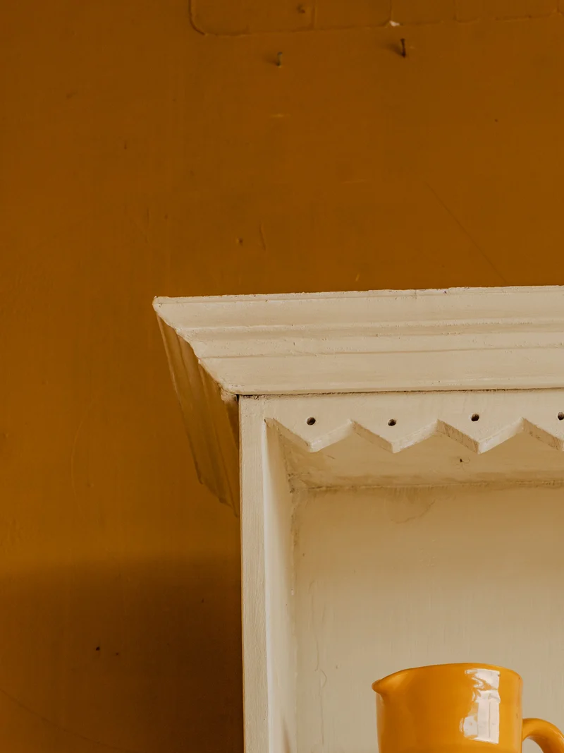 Gilbert, le buffet haut en bois beige N°1885