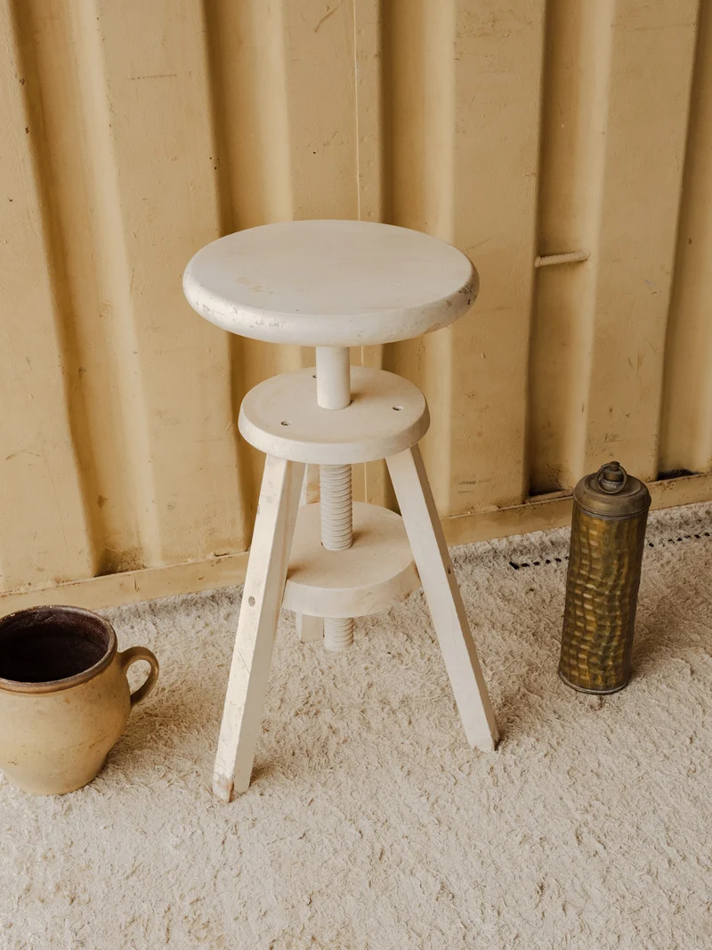 Regis, le tabouret à vis en bois blanc N°1563
