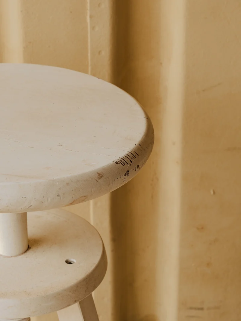 Regis, le tabouret à vis en bois blanc N°1563