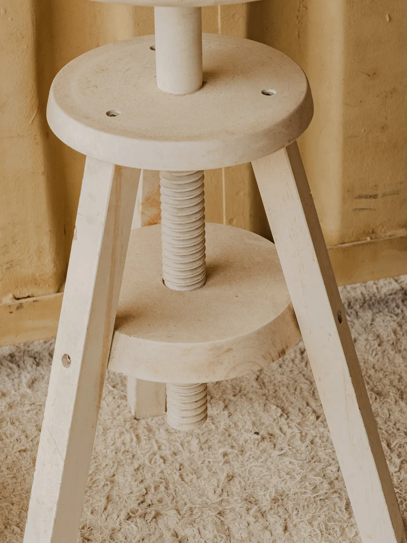 Regis, le tabouret à vis en bois blanc N°1563