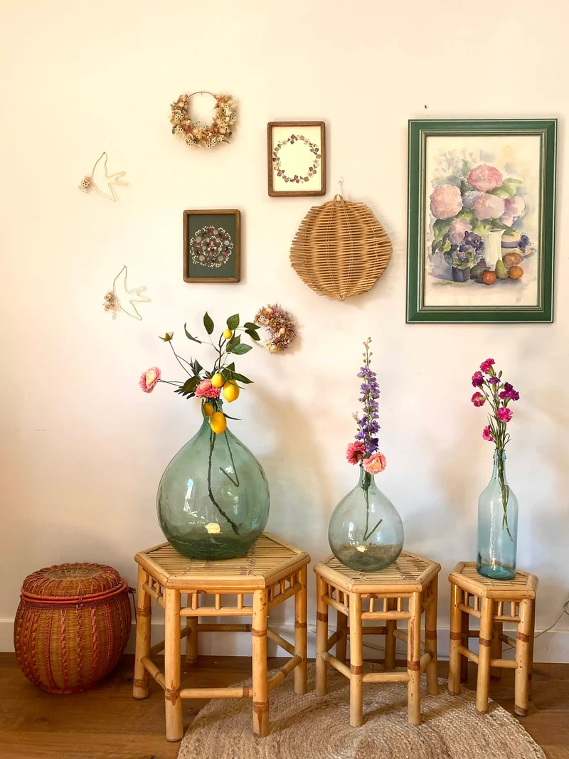 Trio de petites tables sellettes en rotin vintage