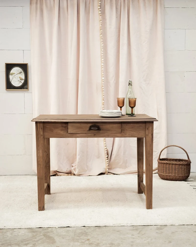 Romy, la petite table à manger en bois massif N°1546
